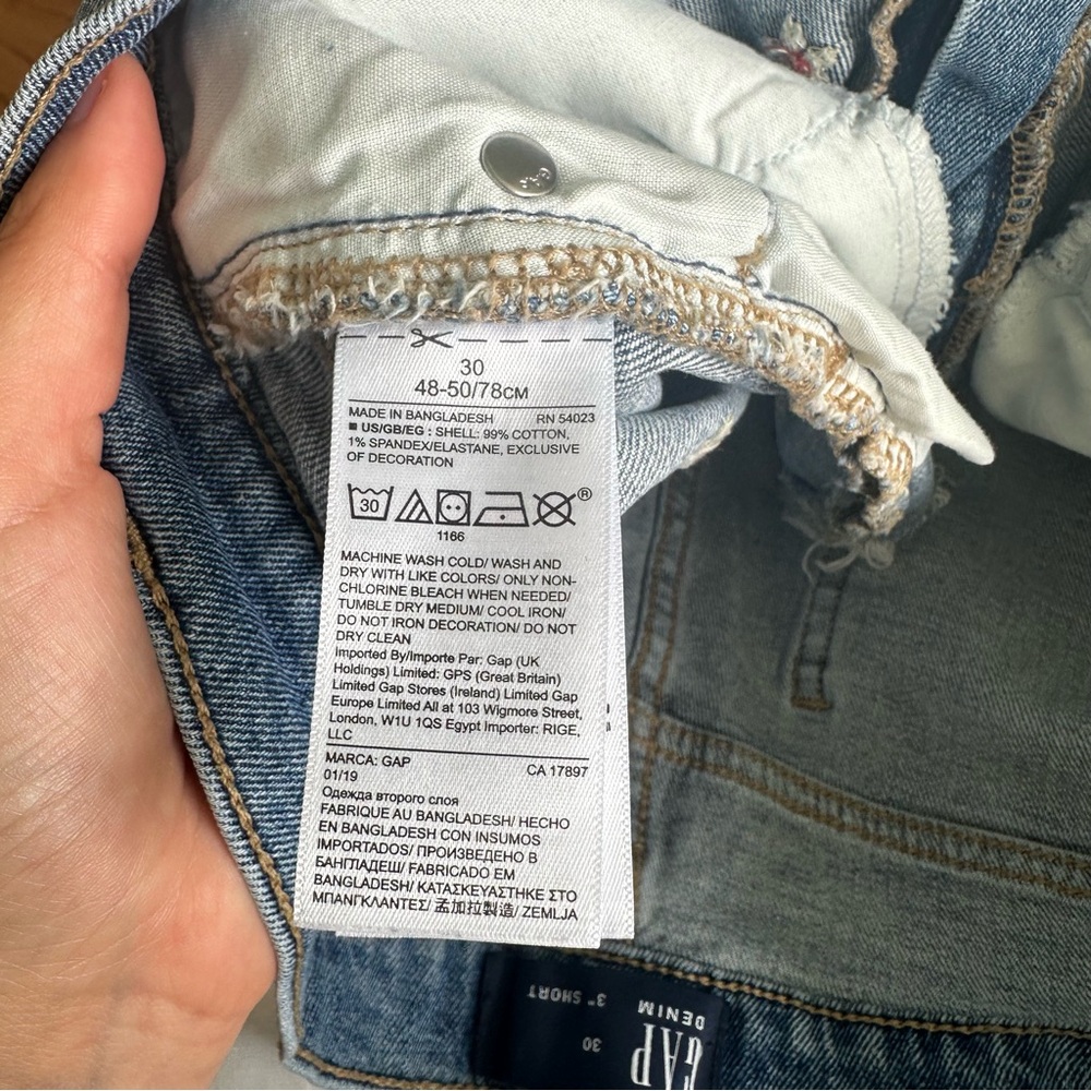 NWOT GAP size 30 distressed raw hem floral embroidered Jean denim shorts - Picture 4 of 6